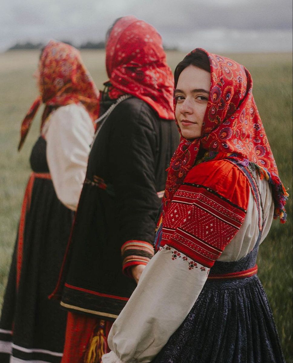 Women in Slavic costumes in Kunshan