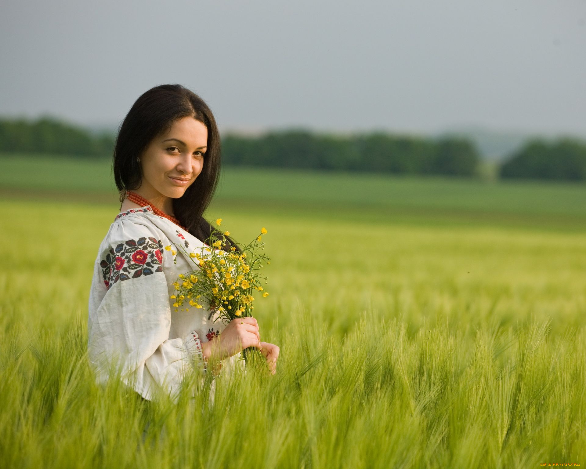 Women in Slavic costumes in Kunshan